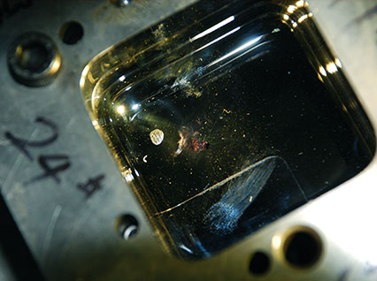 <a href='http://www.dongda88.com/product/3.htm' class='text_a'>模具激光焊機(jī)</a>修復(fù)鏡面模具效果